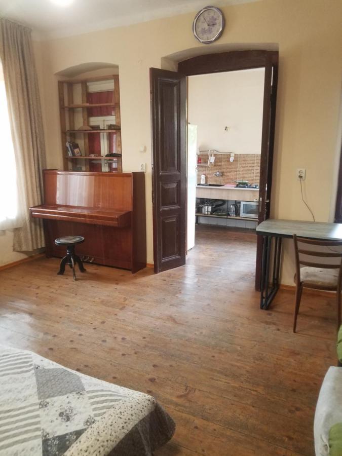 Уиут Ниниа Сад Apartment Tbilisi Exterior photo