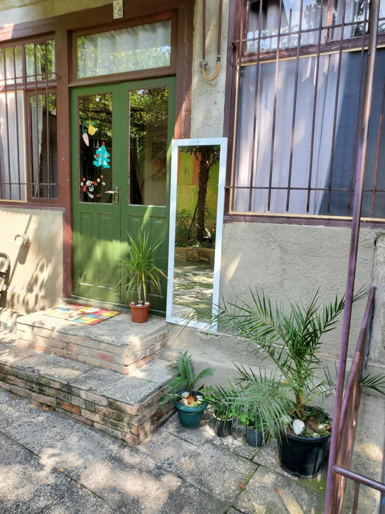 Уиут Ниниа Сад Apartment Tbilisi Exterior photo