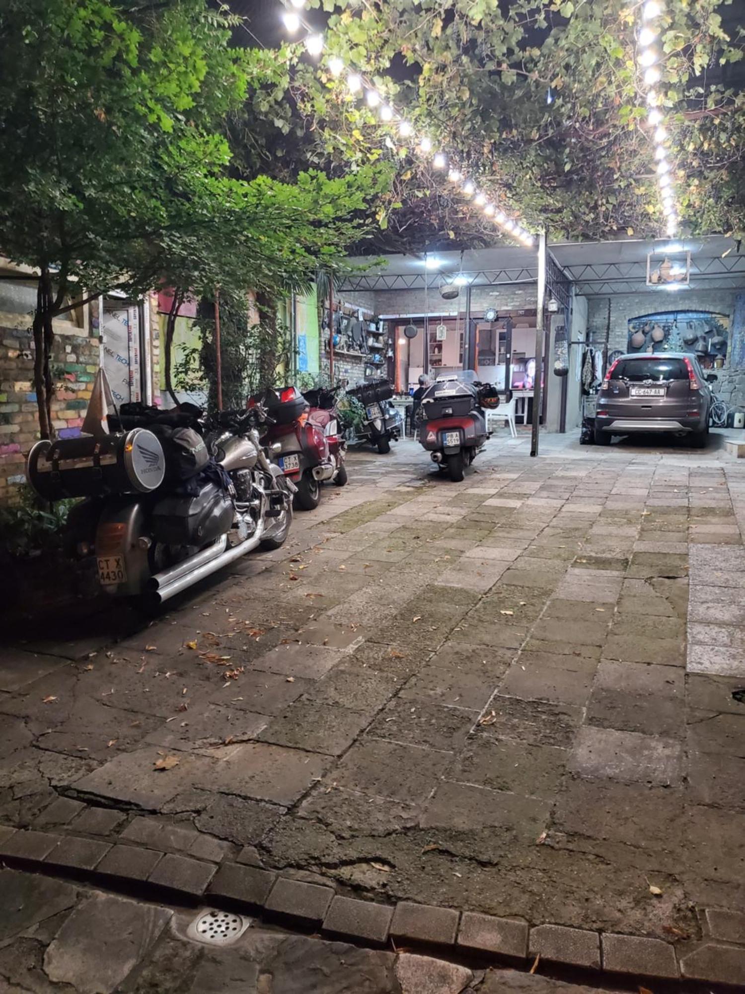 Уиут Ниниа Сад Apartment Tbilisi Exterior photo